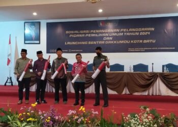 Wakil Wali Kota Batu Punjul Santoso bersama Ketua DPRD Kota Batu Asmadi dan jajaran meresmikan pembentukan Sentra Penegakan Hukum Terpadu (Gakkumdu) Kota Batu, Kamis (8/12/2022).