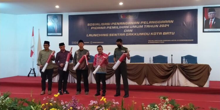 Wakil Wali Kota Batu Punjul Santoso bersama Ketua DPRD Kota Batu Asmadi dan jajaran meresmikan pembentukan Sentra Penegakan Hukum Terpadu (Gakkumdu) Kota Batu, Kamis (8/12/2022).