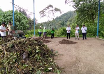 Penampakan pupuk kompos hasil olahan dari sampah eceng gondok di Rumah Komposter PJT I Desa Siruar Sumatera Utara. Foto/Azmy