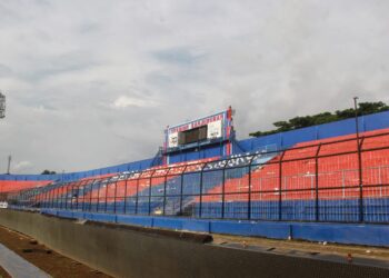 Pagar tribun Stadion Kanjuruhan.