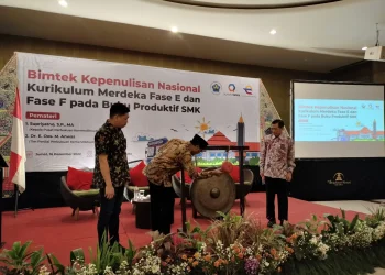 Pembukaan acara Bimtek dengan pemukulan gong oleh Wakil Wali Kota Malang, Sofyan Edi Jarwoko.