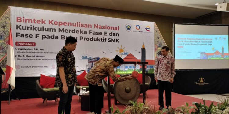 Pembukaan acara Bimtek dengan pemukulan gong oleh Wakil Wali Kota Malang, Sofyan Edi Jarwoko.