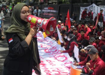 Orasi tuntutan mahasiswa Malang yang tergabung dalam Malang Raya Bergerak (MRB) saat demo menolak pengesahan KUHP baru di depan DPRD Kota Malang, Senin (19/12/2022).
