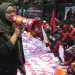 Orasi tuntutan mahasiswa Malang yang tergabung dalam Malang Raya Bergerak (MRB) saat demo menolak pengesahan KUHP baru di depan DPRD Kota Malang, Senin (19/12/2022).