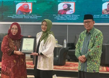 Dari kiri : Dekan FEB Unisma bersama Duta MES dan Rektor Unisma.