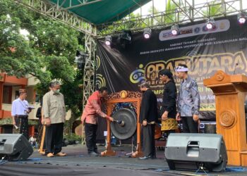 Rektor Unikama didampingi yayasan dan BEM Unikama membuka parade budaya Prabutara.