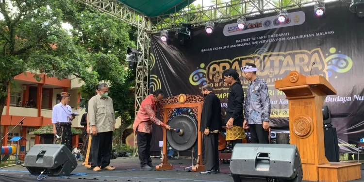 Rektor Unikama didampingi yayasan dan BEM Unikama membuka parade budaya Prabutara.