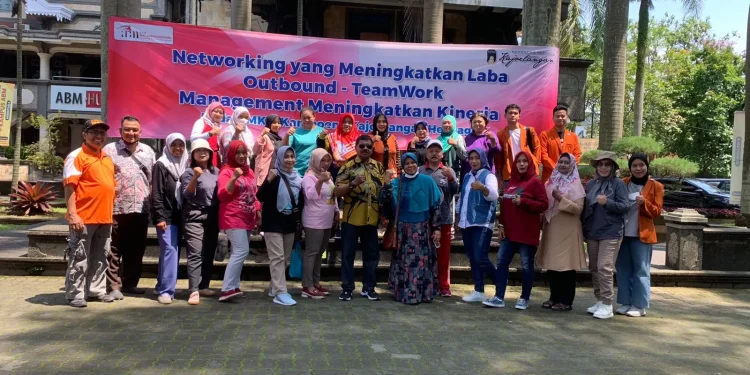 Para anggota Pokdarwis Kampung Kajoetangan Heritage saat mengikuti pendampingan dari Tim pengabdian KJT ABM.
