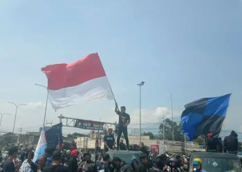 Aremania melakukan aksi menuntut keadilan bagi korban Tragedi Kanjuruhan.