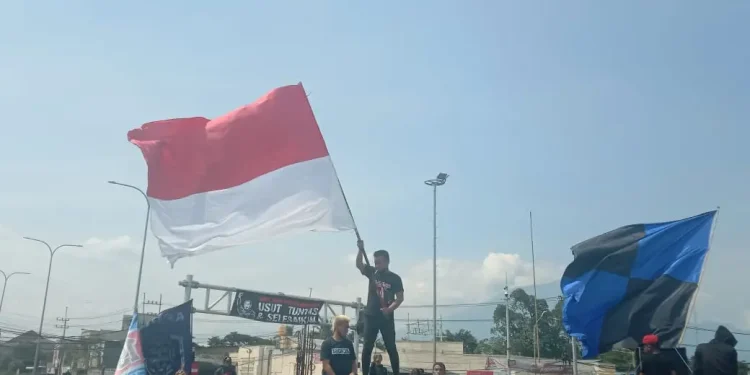 Aremania melakukan aksi menuntut keadilan bagi korban Tragedi Kanjuruhan.