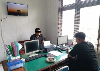 Terduga pelaku saat menjalani pemeriksaan di Polsek Kromengan.