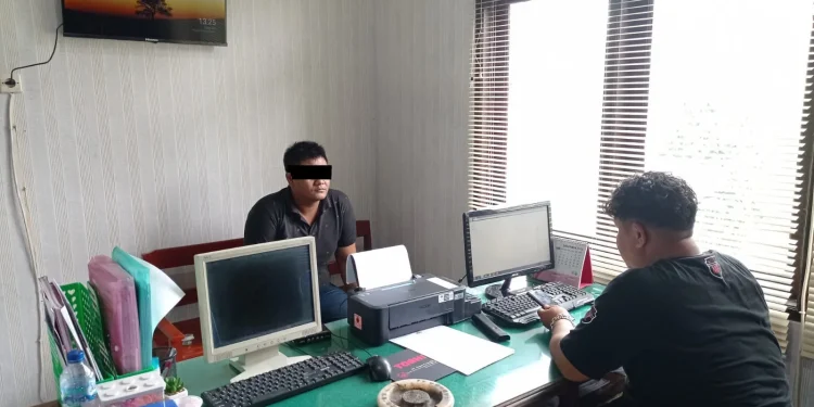 Terduga pelaku saat menjalani pemeriksaan di Polsek Kromengan.