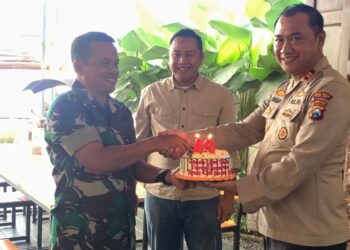 Danramil 0818/28 Karangploso Kapten Chb Kacung saat menerima kejutan ulang tahun dari perumahan Srimaya.