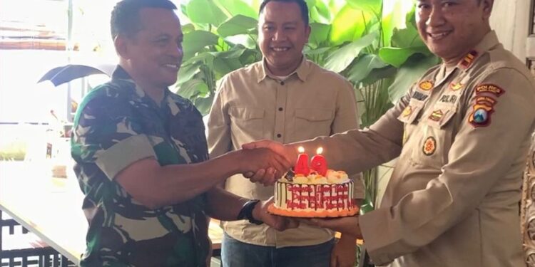 Danramil 0818/28 Karangploso Kapten Chb Kacung saat menerima kejutan ulang tahun dari perumahan Srimaya.