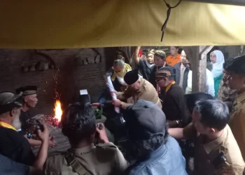 Bupati Malang, Sanusi (memegang palu) turut menempa keris Garuda Nuswantara.