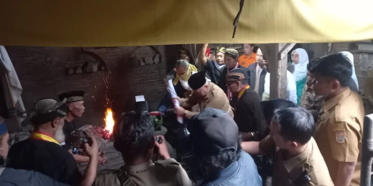 Bupati Malang, Sanusi (memegang palu) turut menempa keris Garuda Nuswantara.