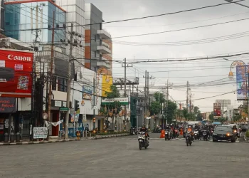 Kondisi kabel listrik dan provider di kawasan Kayutangan Heritage, Kota Malang.