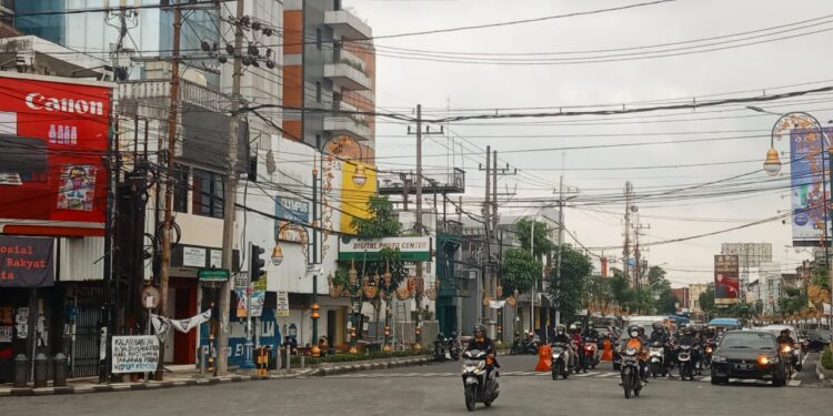 Kondisi kabel listrik dan provider di kawasan Kayutangan Heritage, Kota Malang.