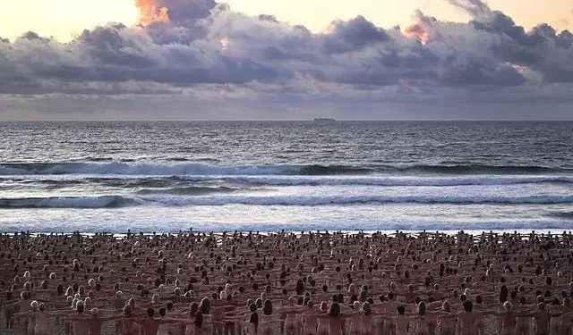 Kampanye kanker kulit "Strip Off for Skin Cancer" di pantai Bondi, Sydney, Australia oleh Spencer Tunick pada Sabtu (26/11/2022).