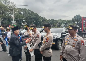 Serah terima secara simbolis mobil dinas dari Pemkot Malang.