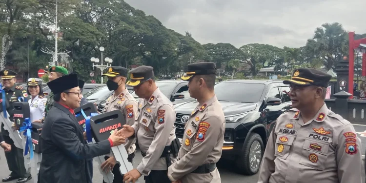 Serah terima secara simbolis mobil dinas dari Pemkot Malang.