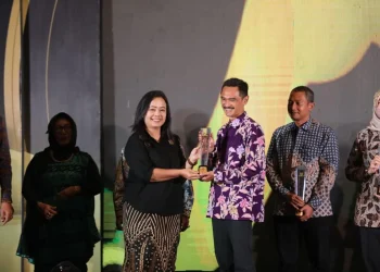 Diwakili oleh Kepala Diskominfo Kota Malang Muhammad Nur Widianto, Kota Malang raih predikat badan publik pelayanan informasi terbaik Jatim