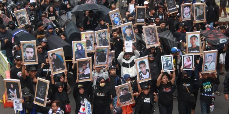 Aremania saat melakukan aksi menuntut keadilan bagi korban Tragedi Kanjuruhan.
