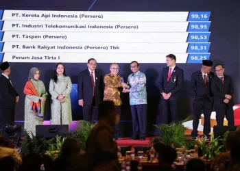 Dirut PJT I (tengah kiri) menerima penghargaan Badan Publik Informatif 2022 dari Menko Polhukam Mahfud MD.