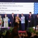 Dirut PJT I (tengah kiri) menerima penghargaan Badan Publik Informatif 2022 dari Menko Polhukam Mahfud MD.
