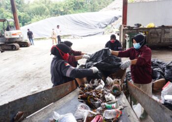 Pekerja di TPA Tlekung melakukan serangkaian kegiatan pengelolaan sampah di Zero Waste Education Park TPA Tlekung.