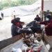 Pekerja di TPA Tlekung melakukan serangkaian kegiatan pengelolaan sampah di Zero Waste Education Park TPA Tlekung.