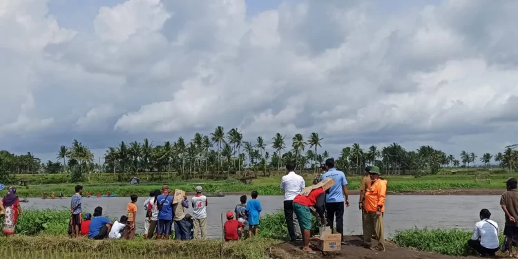 Petugas dan warga melakukan pencarian petani yang tenggelam di Sungai Brantas.