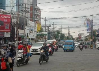 Arus lalu lintas di kawasan Kayutangan Heritage, Jalan Jenderal Basuki Rachmat, Kota Malang.