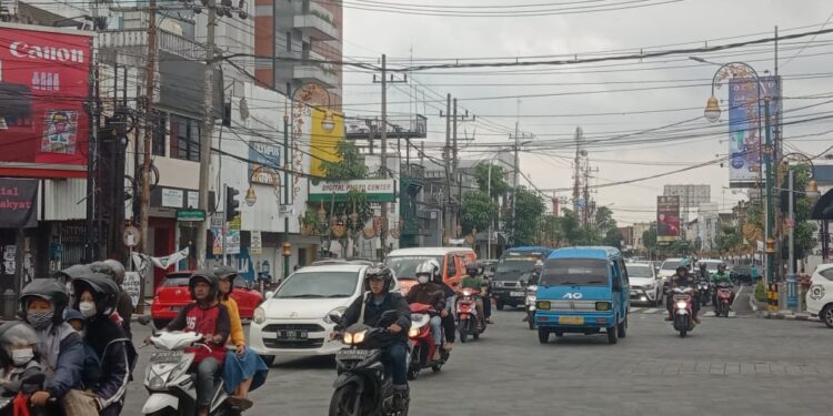 Arus lalu lintas di kawasan Kayutangan Heritage, Jalan Jenderal Basuki Rachmat, Kota Malang.
