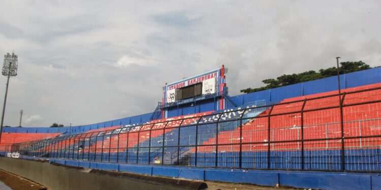 Pagar tribun Stadion Kanjuruhan sebelum dibongkar.