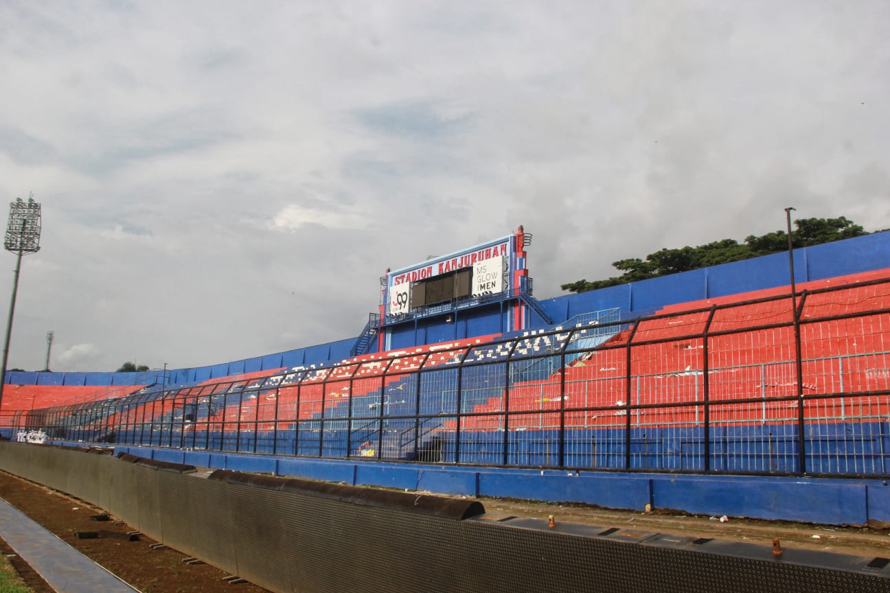 Pagar tribun Stadion Kanjuruhan sebelum dibongkar.