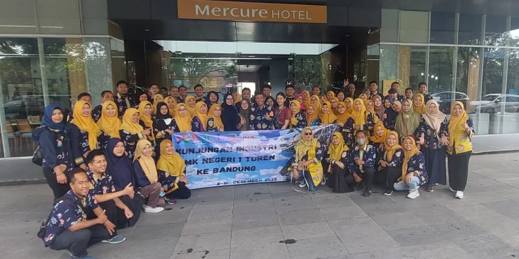 Keseruan kunjungan industri SMKN 1 Turen di Bandung. Foto / dok SMKN 1 Turen