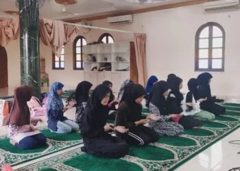 Siswi sanggar sedang melaksanakan tatihan tari saman.