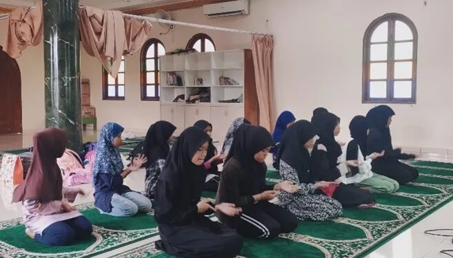 Siswi sanggar sedang melaksanakan tatihan tari saman.