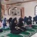 Siswi sanggar sedang melaksanakan tatihan tari saman.