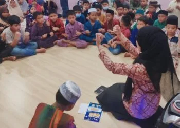 Mahasiswa UM gelar senam asah otak di sanggar bimbingan Sungai Mulia 5 Malaysia.