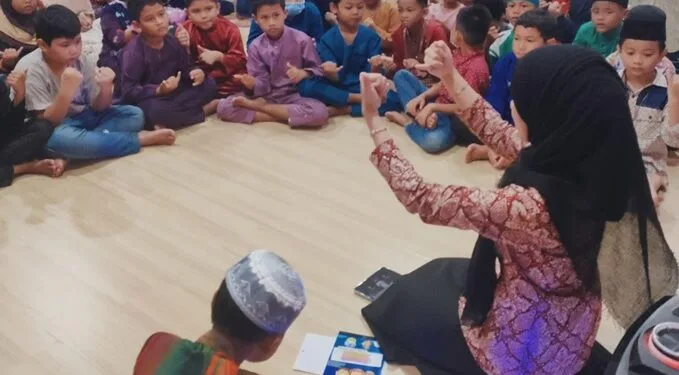 Mahasiswa UM gelar senam asah otak di sanggar bimbingan Sungai Mulia 5 Malaysia.