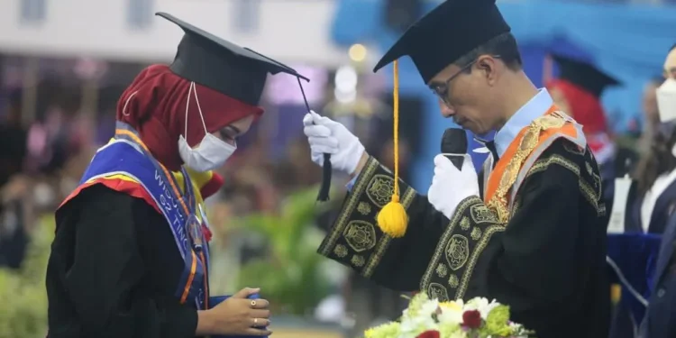 Rektor Polinema kukuhkan wisudawan