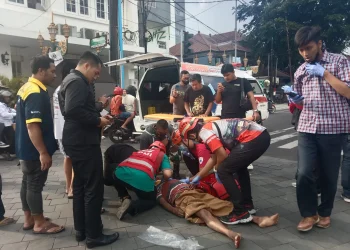Terobos Lampu merah, tabrak sepeda motor