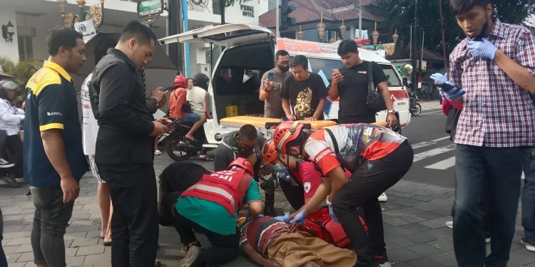 Terobos Lampu merah, tabrak sepeda motor