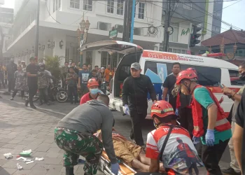 mobil tabrak pengendara motor