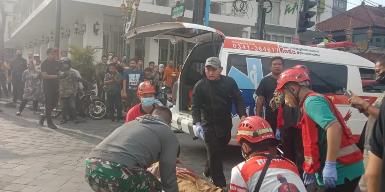 mobil tabrak pengendara motor