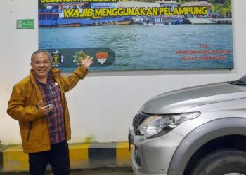 Dr Aqua Dwipayana di Dermaga Wijayapura Kota Cilacap pada Rabu (7/12/2022) malam menjelang menyeberang ke Pulau Nusakambangan.