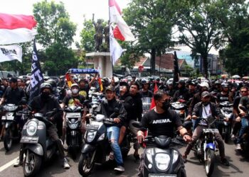 Ribuan Aremania melakukan konvoi dari Stadion Gajayana menuju Under Pass Karanglo, Malang.