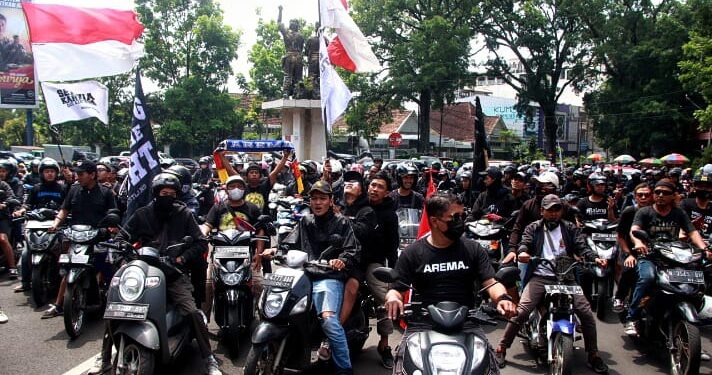 Ribuan Aremania melakukan konvoi dari Stadion Gajayana menuju Under Pass Karanglo, Malang.